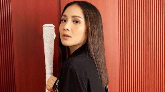 5 Koleksi Sandal Mewah Nagita Slavina, Bikin Geleng-geleng Harganya Setara Rumah KPR! 5 Koleksi Sandal Mewah Nagita Slavina, Bikin Geleng-geleng Harganya Setara Rumah KPR!