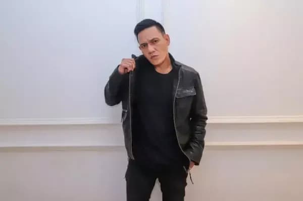 12 Potret Binyo Rombot, Pemeran Riza di Ikatan Cinta yang Disebut Mirip Chef Juna 12 Potret Binyo Rombot, Pemeran Riza di Ikatan Cinta yang Disebut Mirip Chef Juna