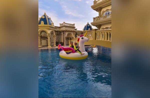 Intip Kegiatan Istri “Sultan” Kertak Hanyar, Berenang-Kegiatan Peribadatan di Rumah Mewah Intip Kegiatan Istri “Sultan” Kertak Hanyar, Berenang-Kegiatan Peribadatan di Rumah Mewah