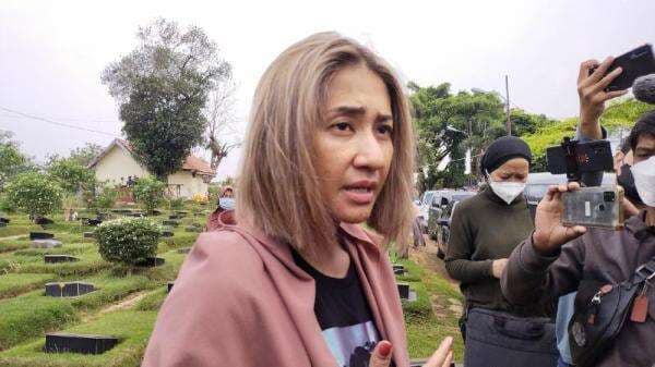 Kronologi Meninggalnya Ibunda Cut Memey, Sempat Positif Covid-19 hingga Divonis Kanker Paru-Paru Kronologi Meninggalnya Ibunda Cut Memey, Sempat Positif Covid-19 hingga Divonis Kanker Paru-Paru