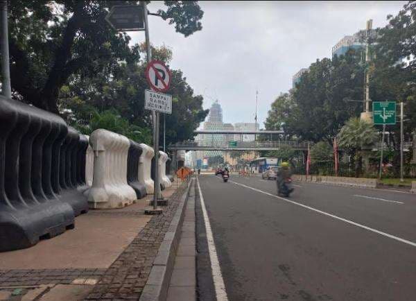Demo 11 April, Kawasan Patung Kuda Dipasang Kawat Berduri dan <i>Water Barrier</i> Raksasa Demo 11 April, Kawasan Patung Kuda Dipasang Kawat Berduri dan <i>Water Barrier</i> Raksasa