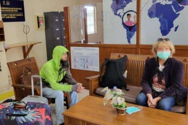 Miskin Kehabisan Uang, 2 Bule Rusia Mengemis di Nusa Penida Bali Miskin Kehabisan Uang, 2 Bule Rusia Mengemis di Nusa Penida Bali