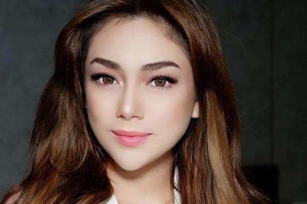 Terungkap! Ternyata Celine Evangelista Minta Naik Panggung saat Ariel NOAH Nyanyi Terungkap! Ternyata Celine Evangelista Minta Naik Panggung saat Ariel NOAH Nyanyi