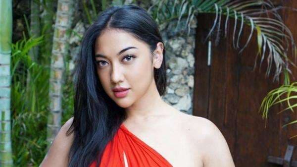 7 Potret Seksi Anindita Hidayat Bikin Netizen Cenat-Cenut 7 Potret Seksi Anindita Hidayat Bikin Netizen Cenat-Cenut