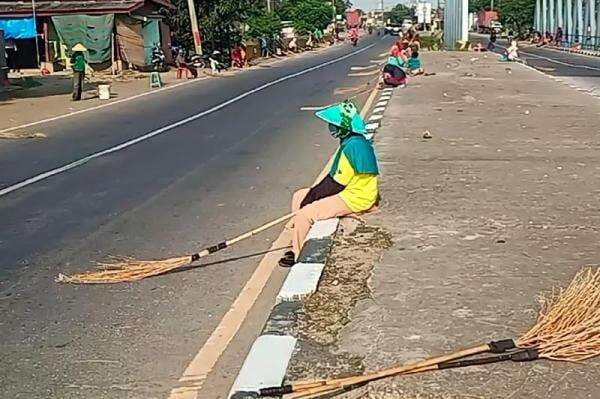 Unik! Tradisi Penyapu Uang Koin saat Mudik Lebaran di Jalur Pantura Unik! Tradisi Penyapu Uang Koin saat Mudik Lebaran di Jalur Pantura