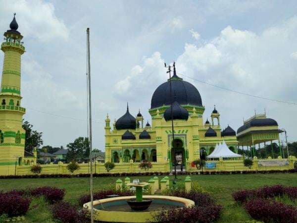 Masjid Azizi, Berusia 124 Tahun Punya Mimbar Kayu Didatangkan Langsung dari Turki Masjid Azizi, Berusia 124 Tahun Punya Mimbar Kayu Didatangkan Langsung dari Turki