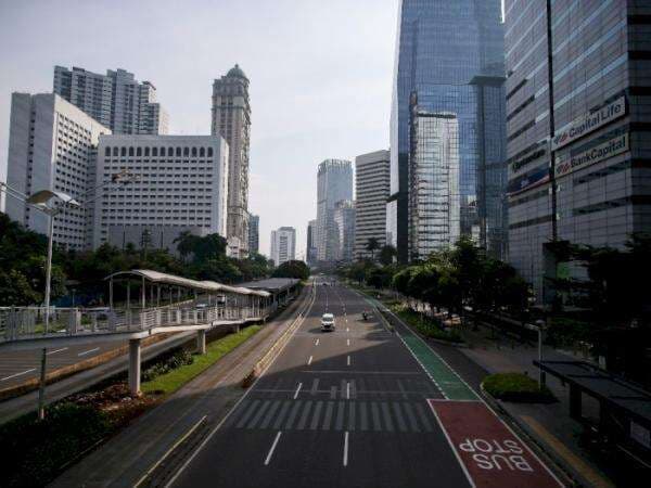 Biasanya Macet Parah, Jalan Jenderal Sudirman Jakarta Kini Sepi Banget Biasanya Macet Parah, Jalan Jenderal Sudirman Jakarta Kini Sepi Banget