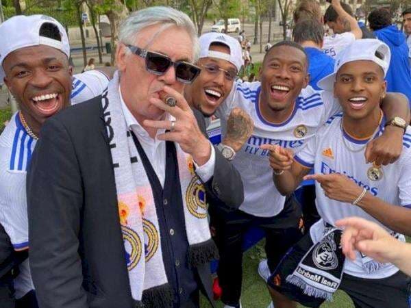 Gaya Nyentrik Ancelotti Isap Cerutu usai Madrid Juara LaLiga, Netizen: kayak Mafia Italia Gaya Nyentrik Ancelotti Isap Cerutu usai Madrid Juara LaLiga, Netizen: kayak Mafia Italia