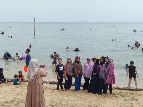 Pantai Nongsa, Destinasi Wisata yang Dipadati Warga Batam Pantai Nongsa, Destinasi Wisata yang Dipadati Warga Batam