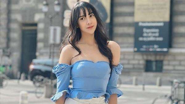 4 Potret Seksi Anya Geraldine Pakai Baju Sabrina di Paris, Malu-Malu Kucing Pamer Bahu Mulus! 4 Potret Seksi Anya Geraldine Pakai Baju Sabrina di Paris, Malu-Malu Kucing Pamer Bahu Mulus!