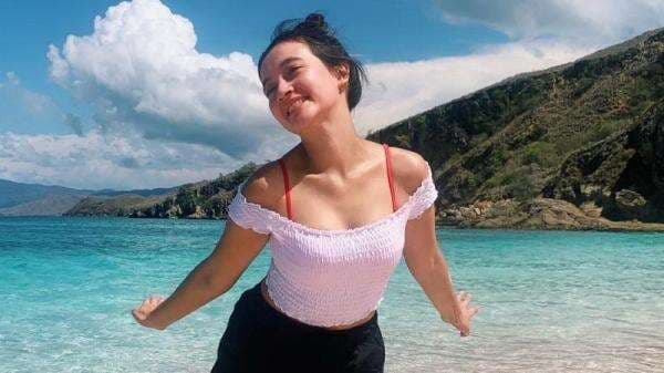5 Gaya Foto di Pantai ala Megan Domani, Seksinya Gemesin! 5 Gaya Foto di Pantai ala Megan Domani, Seksinya Gemesin!