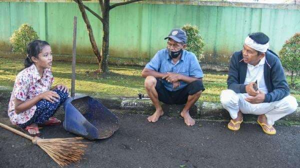 Dedi Mulyadi Nangis Dengar Kisah Pelajar SMK di Purwakarta Jadi Tukang Sapu Dedi Mulyadi Nangis Dengar Kisah Pelajar SMK di Purwakarta Jadi Tukang Sapu