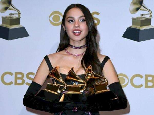 Rayakan 1 Tahun 'SOUR', Olivia Rodrigo Sebut Album Tersebut Telah Mengubah Hidupnya Rayakan 1 Tahun 'SOUR', Olivia Rodrigo Sebut Album Tersebut Telah Mengubah Hidupnya