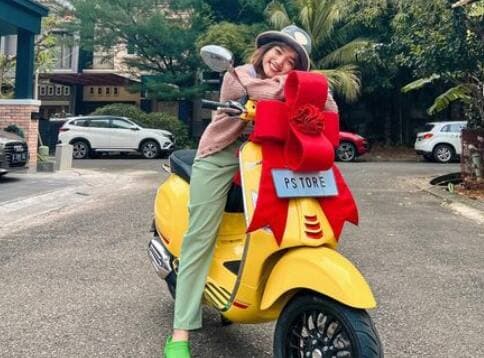 Fuji Dapat Hadiah Vespa Mewah dari Putra Siregar: Iseng-Iseng Berhadiah! Fuji Dapat Hadiah Vespa Mewah dari Putra Siregar: Iseng-Iseng Berhadiah!