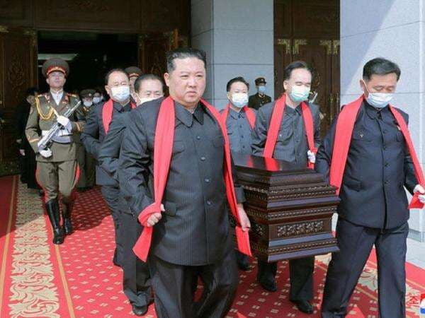 Kim Jong Un Menggotong Peti Mati, Siapa yang Meninggal? Kim Jong Un Menggotong Peti Mati, Siapa yang Meninggal?