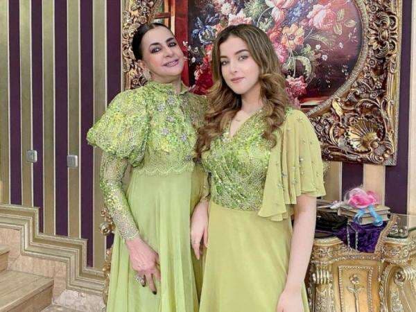 Wow, Ibunda Tasya Farasya Tenteng Tas Mewah Rp3 Miliar, Netizen Melongo Wow, Ibunda Tasya Farasya Tenteng Tas Mewah Rp3 Miliar, Netizen Melongo