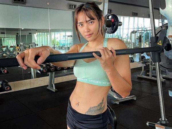 Yolla Yuliana Produktif di Tempat Gym, Ada Bulu yang Muncul Yolla Yuliana Produktif di Tempat Gym, Ada Bulu yang Muncul
