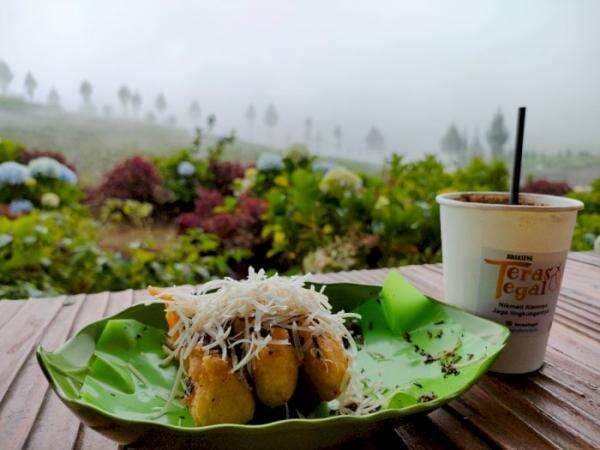 Tempat Ngopi di Puncak Bukit Ini, View-nya Dua Gunung Cocok Buat Healing Low Budget Tempat Ngopi di Puncak Bukit Ini, View-nya Dua Gunung Cocok Buat Healing Low Budget