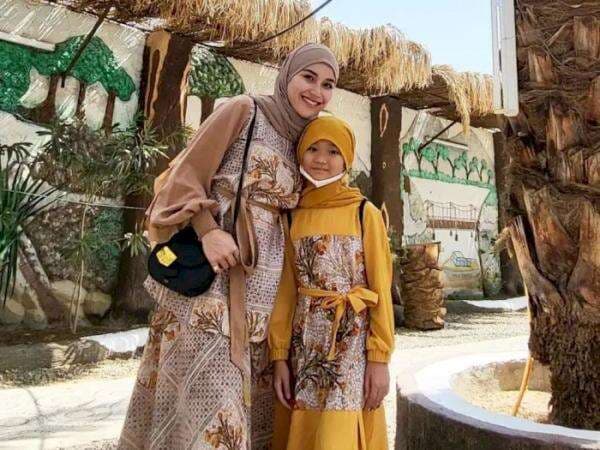 Pintarnya Bilqis Anak Ayu Ting Ting Ngomong Bahasa Inggris sama Bule, Enji Kena Sentil Pintarnya Bilqis Anak Ayu Ting Ting Ngomong Bahasa Inggris sama Bule, Enji Kena Sentil