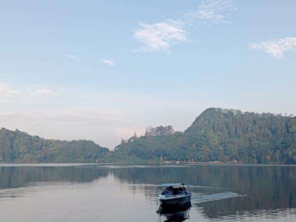 Di Balik Pesonanya, Telaga Ini Menyimpan Legenda Naga yang Sisiknya Berbunyi ‘Aneh’! Di Balik Pesonanya, Telaga Ini Menyimpan Legenda Naga yang Sisiknya Berbunyi ‘Aneh’!