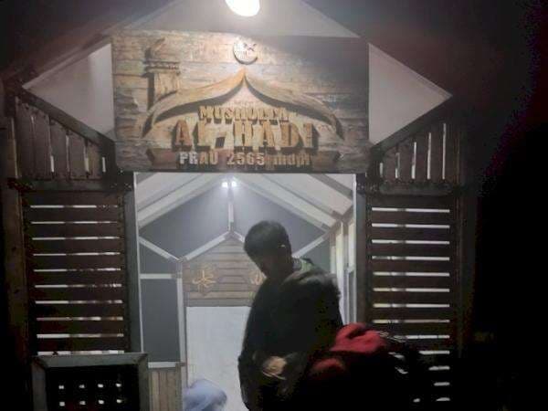 Begini Penampakan Musala Tertinggi di Indonesia, Berada di Atas Gunung Prau! Begini Penampakan Musala Tertinggi di Indonesia, Berada di Atas Gunung Prau!