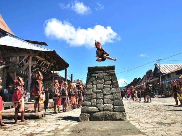 Fakta Lompat Batu Nias, Benarkah Jadi Tradisi untuk Pembukti Kejantanan? Fakta Lompat Batu Nias, Benarkah Jadi Tradisi untuk Pembukti Kejantanan?