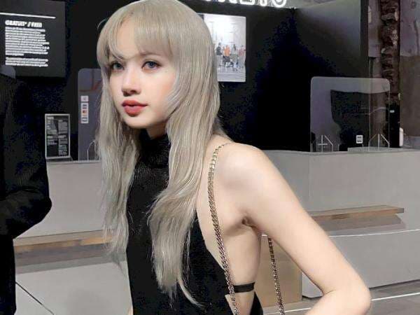 Lisa 'BLACKPINK' di Bayar 10 M WonDemi Buka Poni di CELINE PFW, Tampilannya Bikin Pangling Lisa 'BLACKPINK' di Bayar 10 M WonDemi Buka Poni di CELINE PFW, Tampilannya Bikin Pangling
