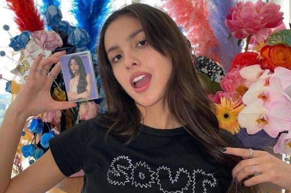 Lirik Lagu Traitor dan Terjemahan oleh Olivia Rodrigo Lirik Lagu Traitor dan Terjemahan oleh Olivia Rodrigo