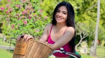Gemasnya DJ Una Pakai Tanktop Pink Naik Sepeda, Senyumnya Bikin Hati Netizen Meleleh! Gemasnya DJ Una Pakai Tanktop Pink Naik Sepeda, Senyumnya Bikin Hati Netizen Meleleh!