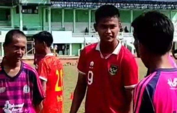 Mudik ke Gunungkidul, Pemain Timnas U-19 Hokky Caraka Kunjungi SSB Handayani Mudik ke Gunungkidul, Pemain Timnas U-19 Hokky Caraka Kunjungi SSB Handayani