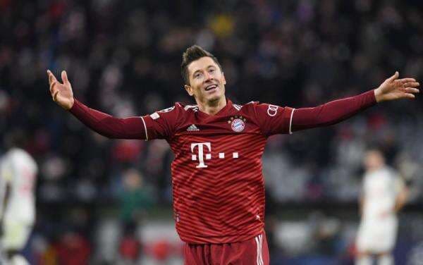 Resmi! Barcelona Perkenalkan Robert Lewandowski Resmi! Barcelona Perkenalkan Robert Lewandowski