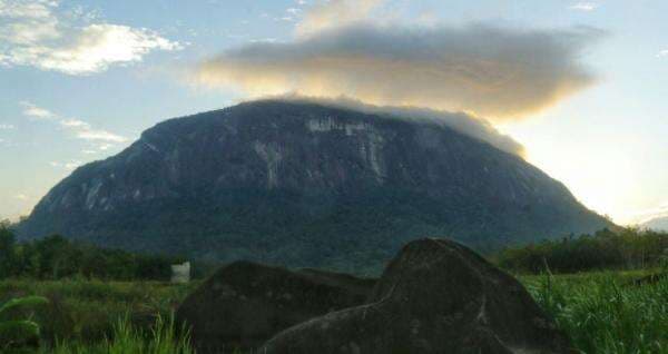 Cerita Rakyat Kalimantan Barat, Asal-Usul Bukit Kelam Cerita Rakyat Kalimantan Barat, Asal-Usul Bukit Kelam