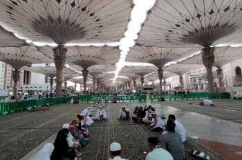 Jamaah Haji Ditangkap saat Merokok di Area Masjid Nabawi, Cek Lagi Yuk Aturan Larangannya Jamaah Haji Ditangkap saat Merokok di Area Masjid Nabawi, Cek Lagi Yuk Aturan Larangannya