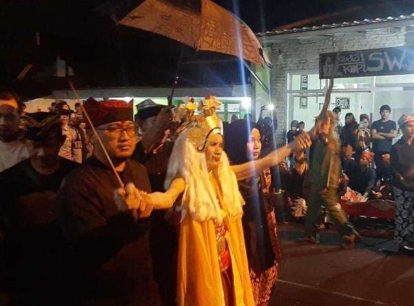 Melihat Tradisi Seblang Bakungan, Tarian Mistis yang Bikin Penari Kesurupan Melihat Tradisi Seblang Bakungan, Tarian Mistis yang Bikin Penari Kesurupan