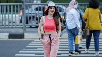 Gaya Hana Hanifah Catwalk di Citayam Fashion Week Bikin Netizen Susah Kedip Gaya Hana Hanifah Catwalk di Citayam Fashion Week Bikin Netizen Susah Kedip