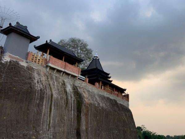 Ada Makam Megah Berdiri di Tengah Tambang Aktif, Warga Berdatangan Karena Penasaran! Ada Makam Megah Berdiri di Tengah Tambang Aktif, Warga Berdatangan Karena Penasaran!
