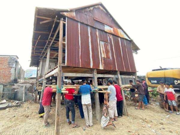 Tradisi 'Marakka Bola', The Real Pindah Rumah Beserta Isinya ala Masyarakat Bugis Tradisi 'Marakka Bola', The Real Pindah Rumah Beserta Isinya ala Masyarakat Bugis