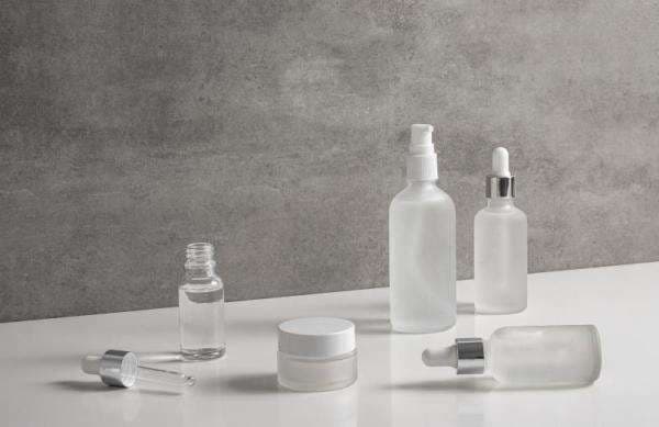 Mengenal Perbedaan Hyaluronic Acid dan Hyaluronate, Kandungan Skincare yang Bikin Kulit Lebih Kenyal Mengenal Perbedaan Hyaluronic Acid dan Hyaluronate, Kandungan Skincare yang Bikin Kulit Lebih Kenyal