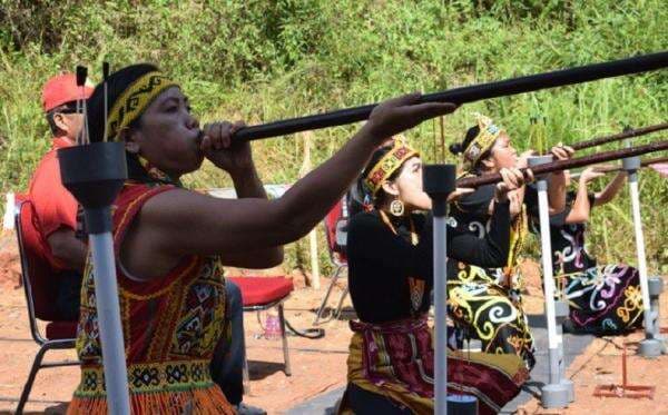 Mengenal 7 Senjata Tradisional Suku Dayak, Ada Kekuatan Supranatural Lindungi Pemakainya Mengenal 7 Senjata Tradisional Suku Dayak, Ada Kekuatan Supranatural Lindungi Pemakainya