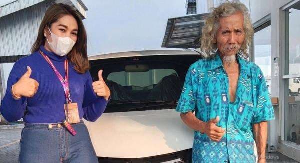 Kakek di Sragen Viral, Pakai Baju Lusuh Bawa Uang Sekarung Beli Mobil Tunai! Kakek di Sragen Viral, Pakai Baju Lusuh Bawa Uang Sekarung Beli Mobil Tunai!