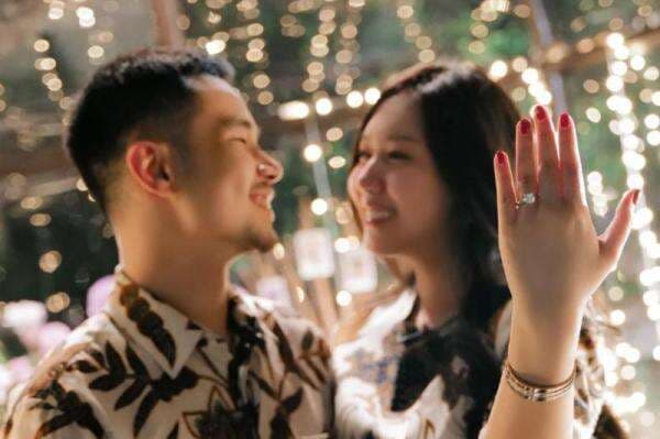 Jess No Limit Beri Cincin Tunangan Rp1,5 Miliar pada Sisca Kohl, Netizen: Jiwa Misqueenku Meronta-ronta Jess No Limit Beri Cincin Tunangan Rp1,5 Miliar pada Sisca Kohl, Netizen: Jiwa Misqueenku Meronta-ronta