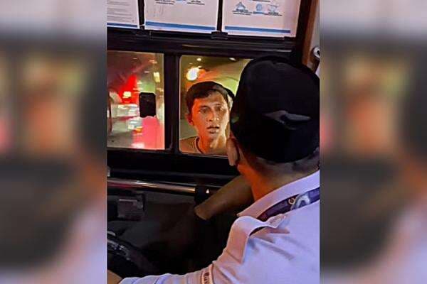 Ribut di Jalan, Pengemudi Mobil Pukul Kepala Sopir Bus Transjakarta Ribut di Jalan, Pengemudi Mobil Pukul Kepala Sopir Bus Transjakarta