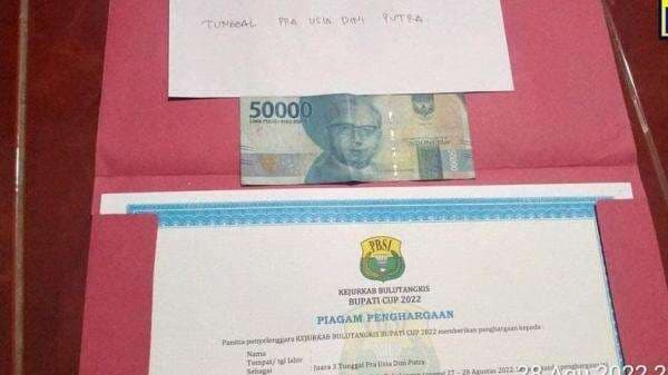 Heboh, Juara Bulutangkis Bupati Cup di Pekalongan Terima Hadiah Rp50.000 Heboh, Juara Bulutangkis Bupati Cup di Pekalongan Terima Hadiah Rp50.000