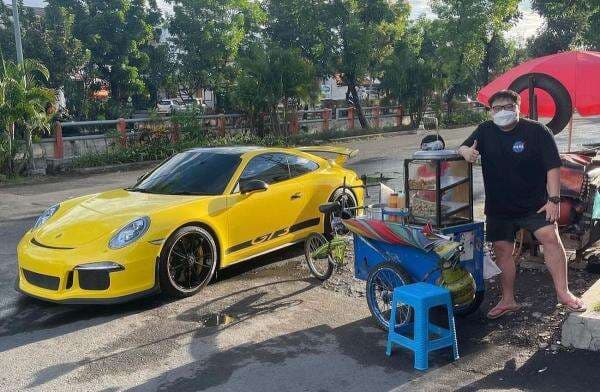 Momen Crazy Rich Surabaya Jajan Pinggir Jalan dengan Mobil Mewah Momen Crazy Rich Surabaya Jajan Pinggir Jalan dengan Mobil Mewah