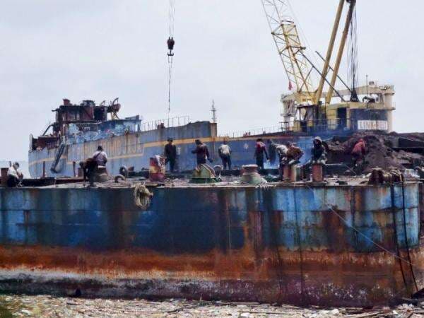 Di Tangan Mereka, Bangkai Kapal Raksasa Dibelah dan Menjadi Cara Mencari Nafkah Di Tangan Mereka, Bangkai Kapal Raksasa Dibelah dan Menjadi Cara Mencari Nafkah