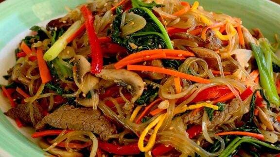 Resep Japchae, Bihun Korea yang Super Lezat dan Menggiurkan! Resep Japchae, Bihun Korea yang Super Lezat dan Menggiurkan!