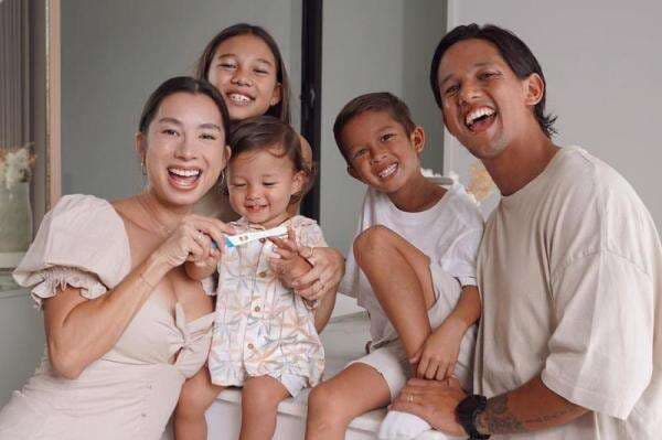 5 Pemain Sepak Bola Menikah dengan Artis Cantik Tanah Air, Ada Okie Agustina hingga Kimmy Jayanti 5 Pemain Sepak Bola Menikah dengan Artis Cantik Tanah Air, Ada Okie Agustina hingga Kimmy Jayanti