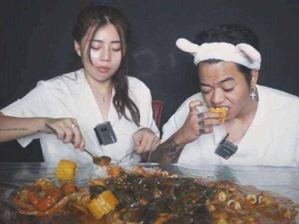 Kembali Viral, Momen Reza Arap Mukbang Seafood Bareng Istri: Ngakak Gak Pande Makan Jagung Kembali Viral, Momen Reza Arap Mukbang Seafood Bareng Istri: Ngakak Gak Pande Makan Jagung