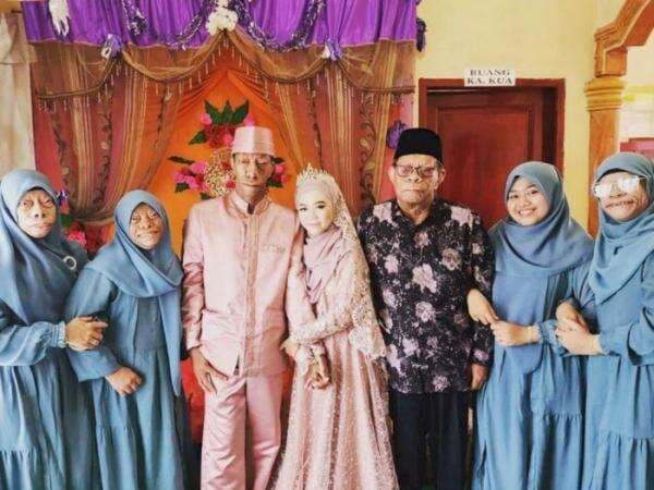 Kisah Hidup Surya Manurung, Pria Pengidap Sindrom Langka yang Nikahi Gadis Cantik Kisah Hidup Surya Manurung, Pria Pengidap Sindrom Langka yang Nikahi Gadis Cantik