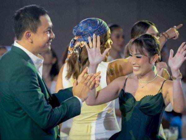 Banjir Dukungan, Intip Potret Romantis Ayu Dewi dan Regi Datau sebelum Ramai Isu Selingkuh Banjir Dukungan, Intip Potret Romantis Ayu Dewi dan Regi Datau sebelum Ramai Isu Selingkuh